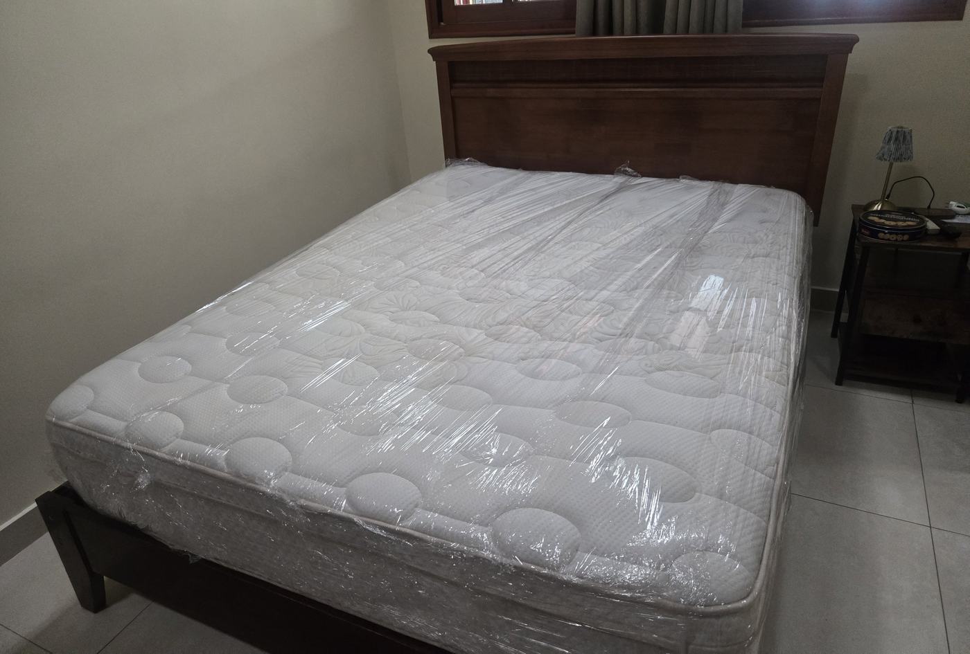 Colchón entregado limpio y protegido con film en el dormitorio del cliente