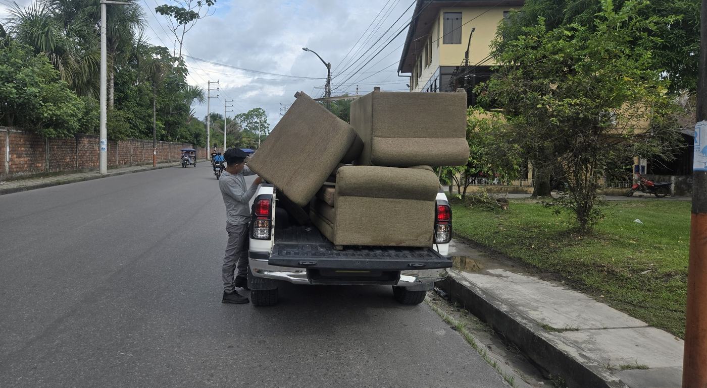 Recojo de un juego de muebles en camioneta